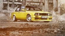 Желтый BMW 3 series в среди городских развалин